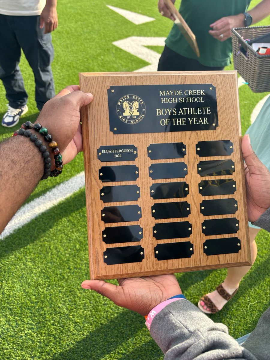 Extremely Blessed and honored to be Mayde Creek’s first ever Boys athlete of the year!! @MaydeCreekTF @Coachlewis713 @Siemers_XC_TF @CoahWilson06 @dbank713tx