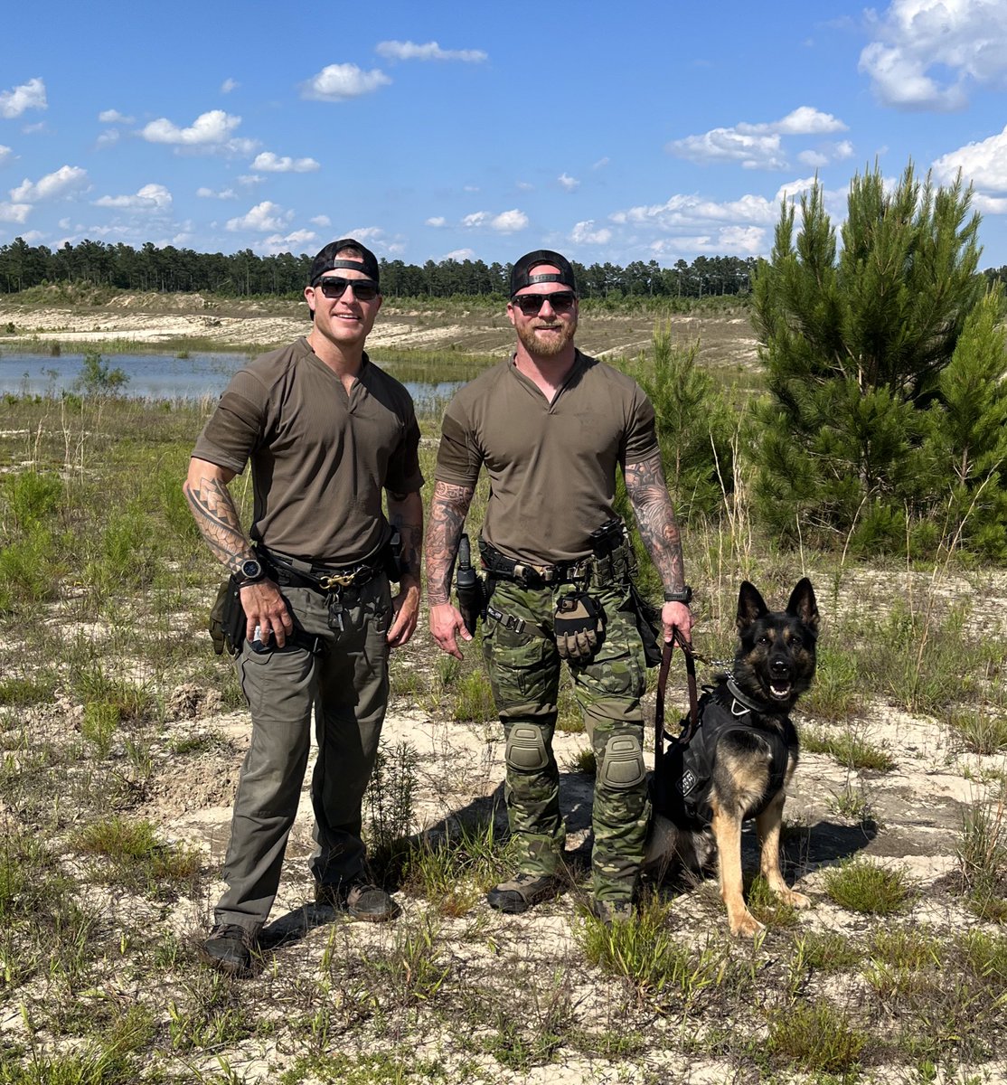 I’ll be sharing lots of K9 Ronin posts from over the years in preparation of his upcoming retirement! (Photo/video post 18 of ??) Seth (K9 Cash’s dad,) Ryan, & the handsomest guy K9 Ronin!! This was earlier today! 💚🤍💙🖤🤎