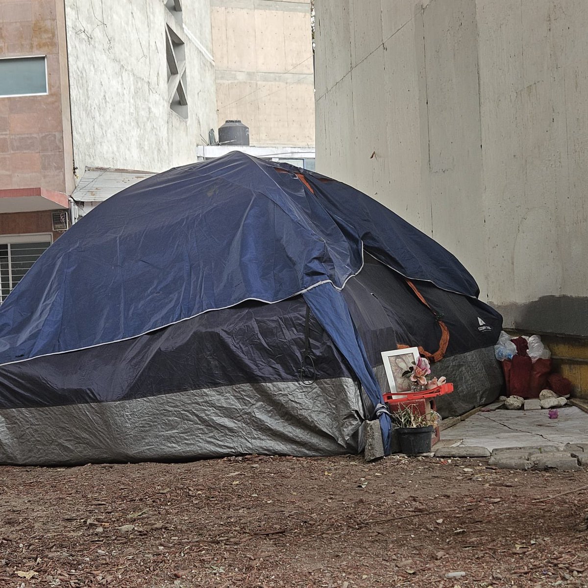 Seguimos con este tema y lo más grave es ya hay algunos migrantes agresivos y armados, me comentó una vecina.
#LaCalleNoEsAlbergue <a href="/GobCDMX/">Gobierno de la Ciudad de México</a> <a href="/martibatres/">Martí Batres</a> <a href="/AlcCuauhtemocMx/">Alcaldía Cuauhtémoc</a> 
Esto en Tíbet y Circuito, col Cuauhtémoc