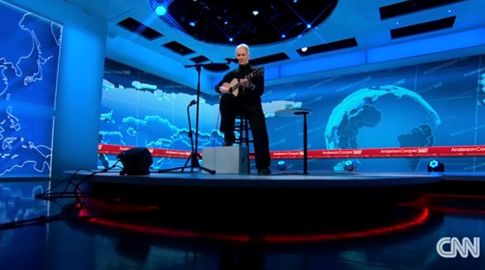 Sting tocando 'The empty chair' en CNN Anderson Cooper 360 (1/4/2024).