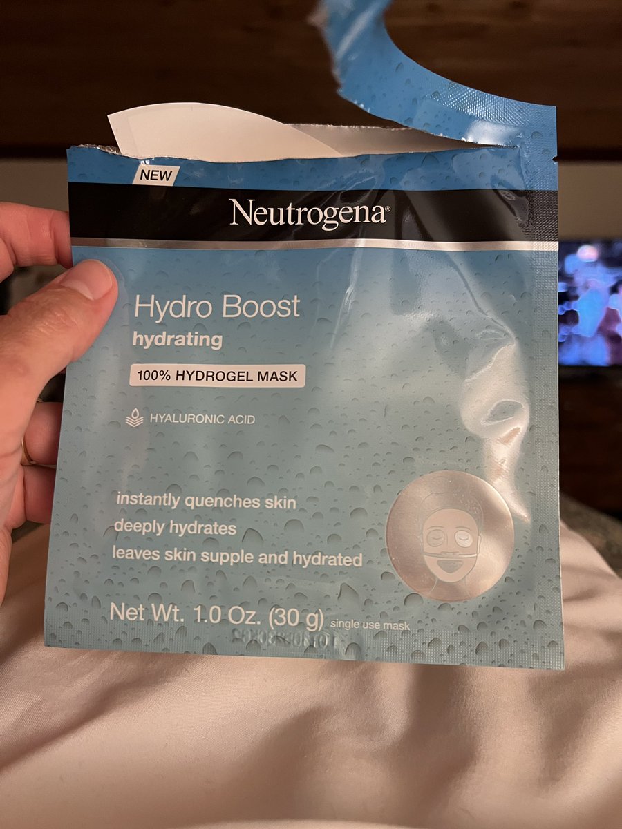 I’m wearing a 
NEW
              Neutrogena

Hydro Boost
hydrating 

100% HYDROGEL MASK

💧HYALURONIC ACID

instantly quenches skin
deeply hydrates
leaves skin supple and hydrated 🧖‍♀️

Net Wt. 1.0 Oz. (30 g) single use mask