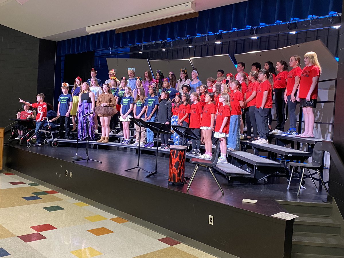 PSMSBV's tweet image. Great show PSMS choir! Joyful and beautiful music! Was awesome to see @SPEPatriots choir join on stage for the finale! Dr. Purin was bringing the energy in his ears and tails 💙💚