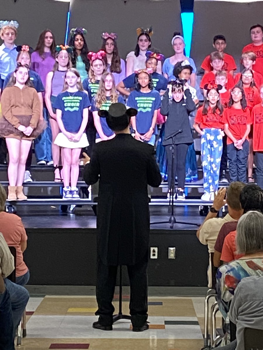 PSMSBV's tweet image. Great show PSMS choir! Joyful and beautiful music! Was awesome to see @SPEPatriots choir join on stage for the finale! Dr. Purin was bringing the energy in his ears and tails 💙💚