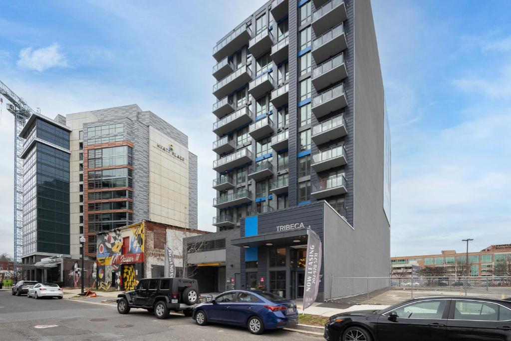 JUST IN: A newly built DC apartment building will be sold at a foreclosure auction next month

The 99 unit building was just built in 2021 

The Tribeca building was ~90% occupied late last yr

There is outstanding debt of $41M or $418K per unit

The auction will be held June 20