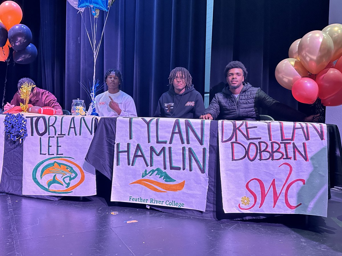 Desert Edge Football (@dedgefootball) on Twitter photo Congratulations to
<a href="/Tylanhoops05/">Tylan Hamlin</a>
<a href="/Torianleethesav/">Torian Lee</a>
<a href="/DreylanD24/">Drey’lan Dobbin</a>
For their college commitments and signings ! Congratulations to
<a href="/Tylanhoops05/">Tylan Hamlin</a>
<a href="/Torianleethesav/">Torian Lee</a>
<a href="/DreylanD24/">Drey’lan Dobbin</a>
For their college commitments and signings !