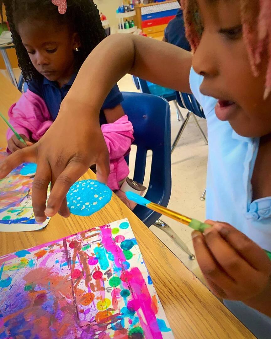 Kindergartners are working on texture charms for their necklace.

#ElementaryArt #ArtInElementary #ArtEducation #KidsArtClass #ElementaryArtTeacher #PrimaryArt #ArtTeacherLife #ArtClassroom #InspireThroughArt #TeachingArt #ArtTeachersOfInstagram #VisualA… instagr.am/p/C7AowOfMfpB/
