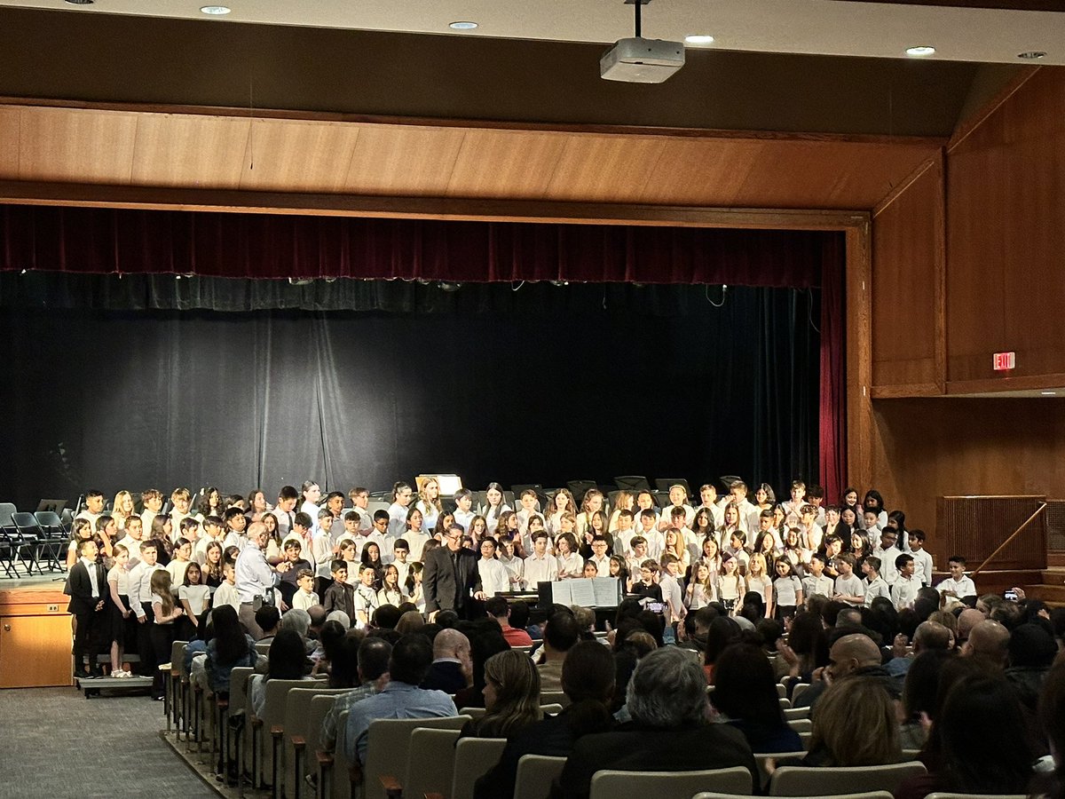 What wonderful sounds from the talented 4th Grade student musicians at @northsideew’s Orchestra & Chorus Concert! #ewlearns