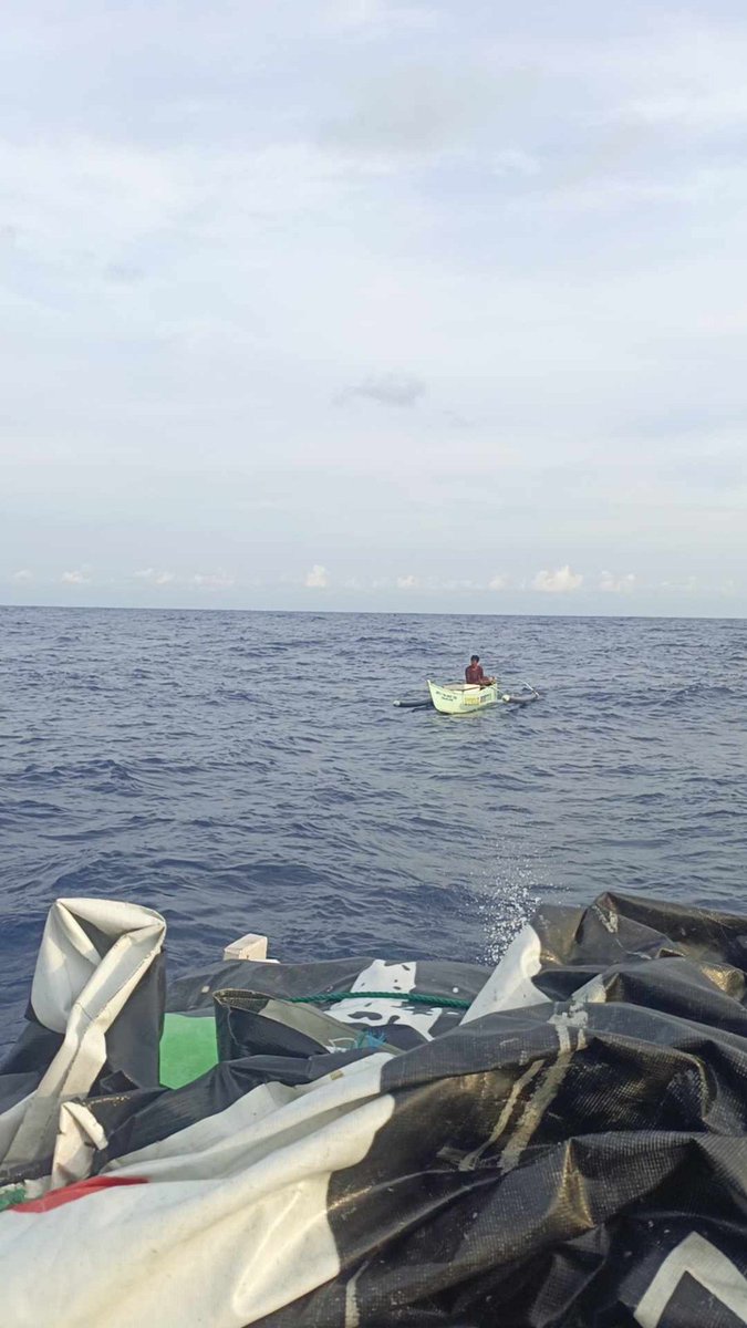 OUTSMARTED: An advance team sent by the Atin Ito Coalition a day before the 100-boat convoy sailed yesterday has successfully breached the Chinese blockade and reached Bajo de Masinloc to distribute supplies to fishermen, according to Akbayan Party. | via @MB_mrtnsdngdng 

📸: