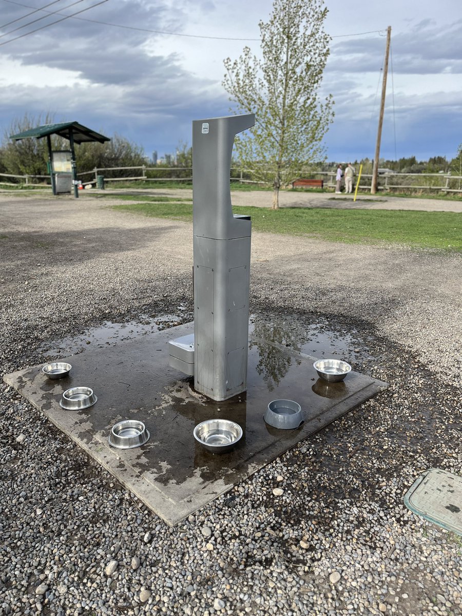 RiverParkDogs's tweet photo. Spread the word! Water at the River Park fountain is turned on and freshly scrubbed bowls are set up as a watering bar for doggos. Yip yap hooray! https://t.co/4MvB7LC9Aj
