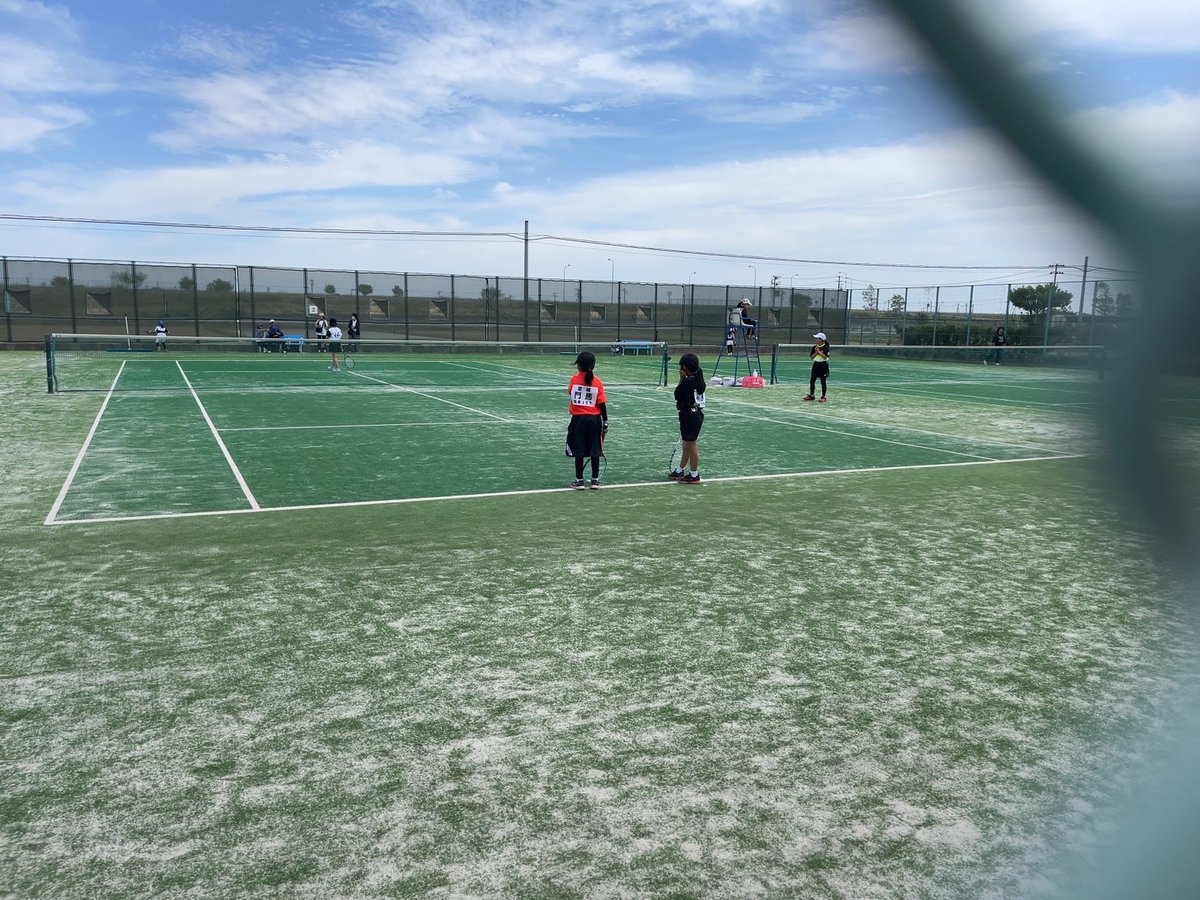 JST83122997's tweet photo. 日曜日は４年生以下大会
息子が引率してくれました。

結果は
2年女子は、1勝2敗
3年男子は、1勝1敗

各自試合を振り返り
ノートに書いて
提出してもらいました。

2年女子は初勝利！
ノート���も「はつしょうり」
と書いてありました。

まずはおめでとう！

＃小学生
＃東松島市
＃ソフトテニス https://t.co/UOTol0TiKF