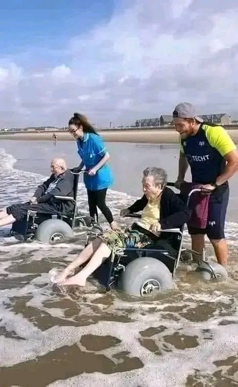 'They absolutely love it' ❤ This wonderful picture shows Margaret Pullen, 84, and Richard Henry, 87, dipping their toes in the sea thanks to specialist beach wheelchairs. With the help of the community, Swn-y-Mor Care Centre in Port Talbot bought two chairs which cost £3,500