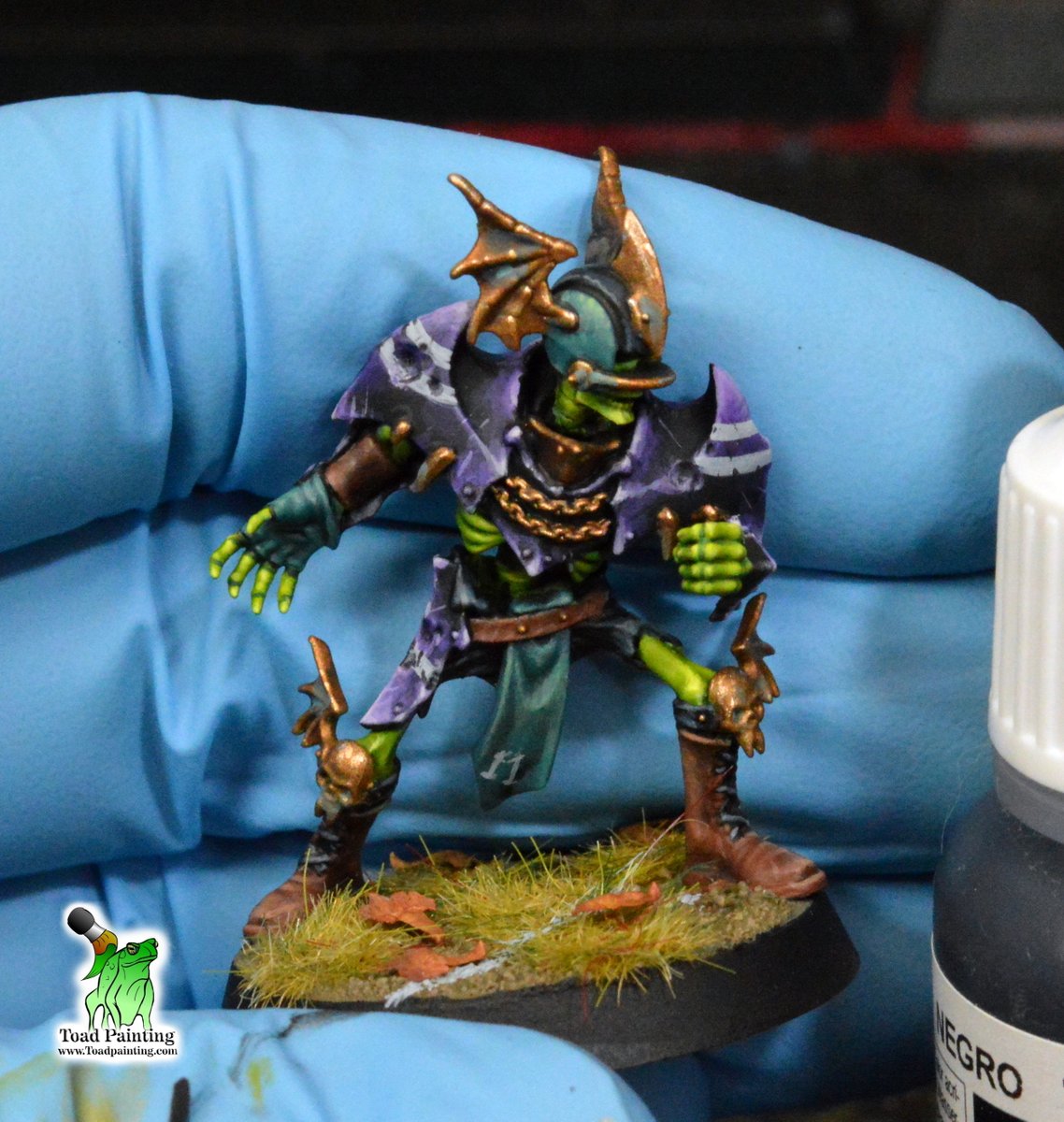 A finished Wight from the undead Blood Bowl team. To help differentiate between the wights and the skeletons and to help show off their more magical nature, I went for a bright green bones
#Warhammer #warhammercommunity #gamesworkshop #warmongers #bloodbowl