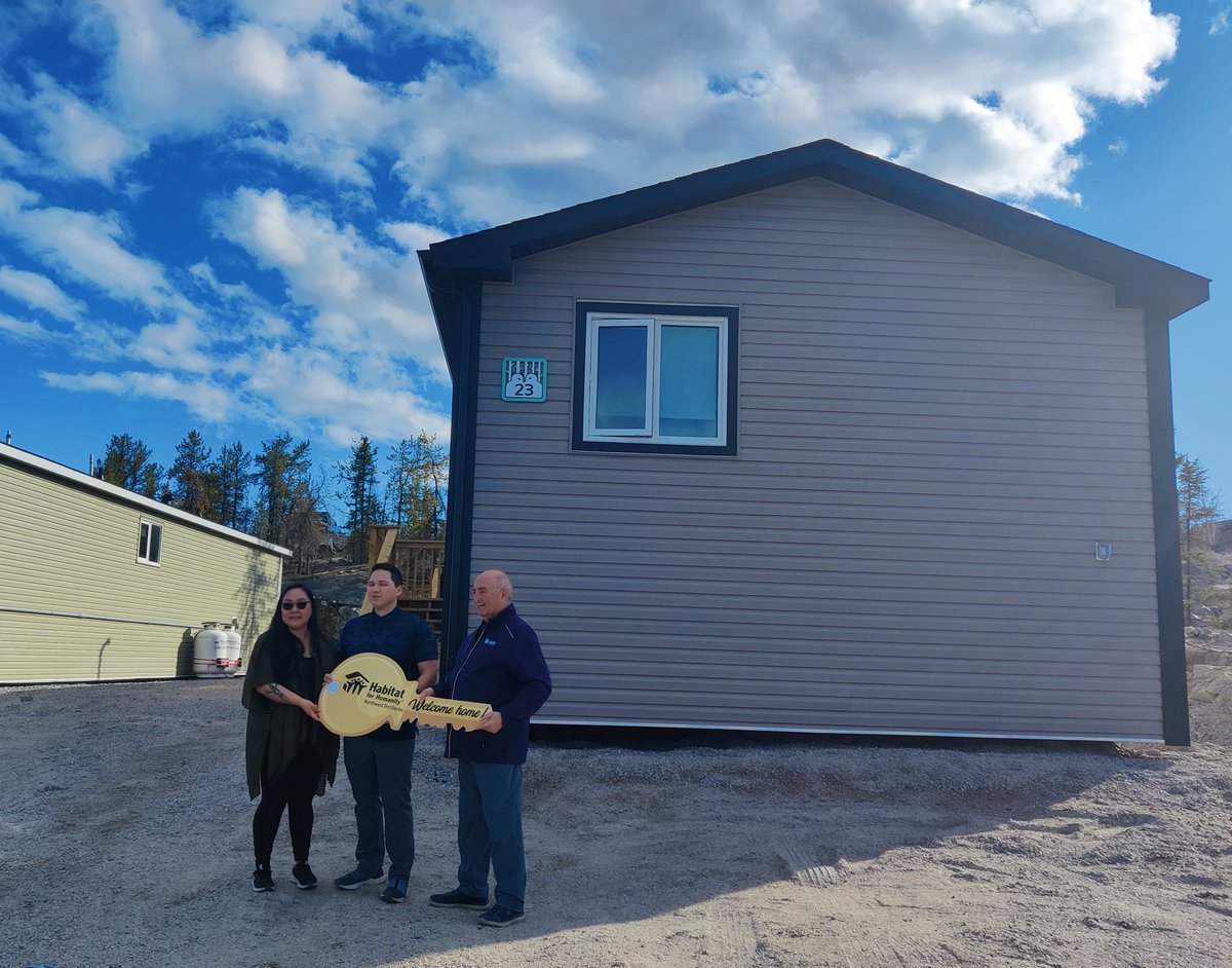 Congratulations and welcome home to our newest Yellowknife South constituents!  I was honoured to be present at the official handing over of the key for the latest Habitat for Humanity Northwest Territories house in Yellowknife this evening.
@Habitat_org