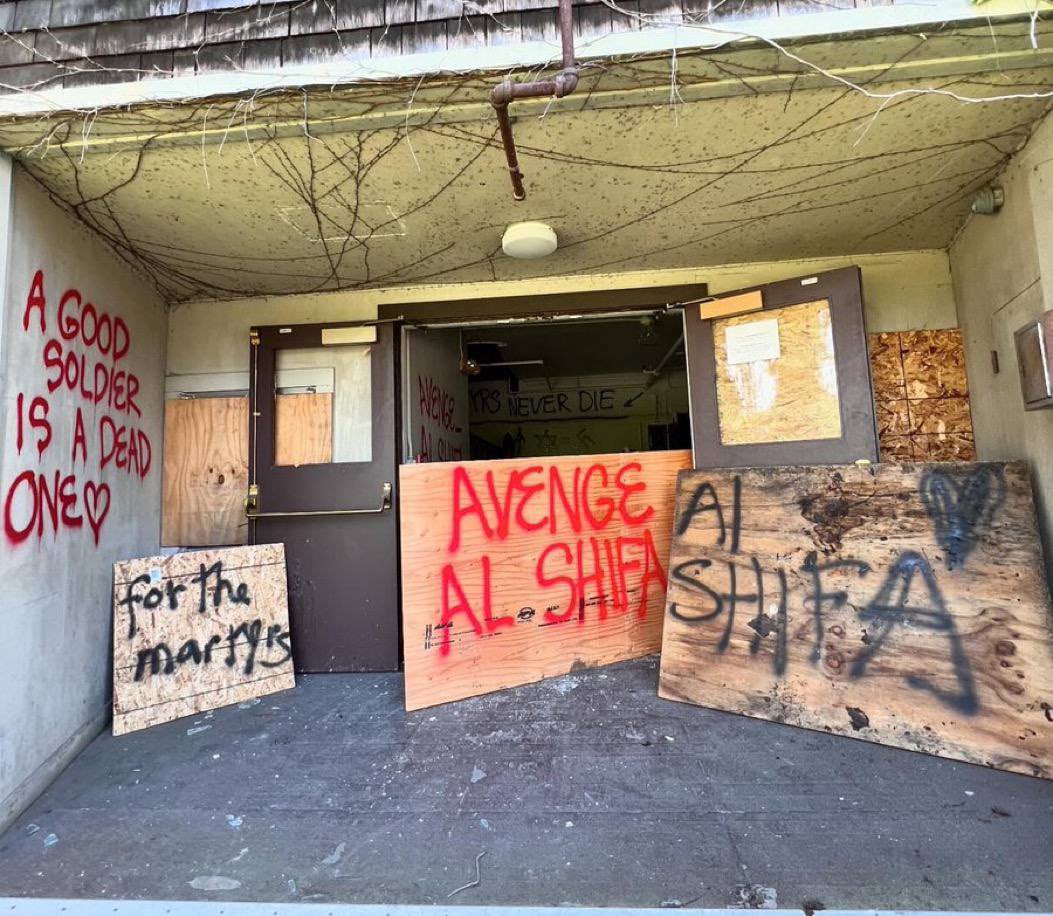 📍Berkeley, CA Protestors have taken an abandoned UC-owned building at 2538 Channing Way next to the People’s Park, a historic community space in Berkeley that was violently raided and fenced off by the University of California in January to make space for student housing.