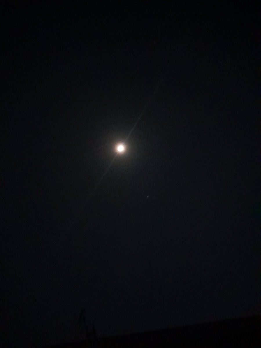 La luna alumbrado mi noche #sinelectricidad 
cuántas horas serán hoy ?