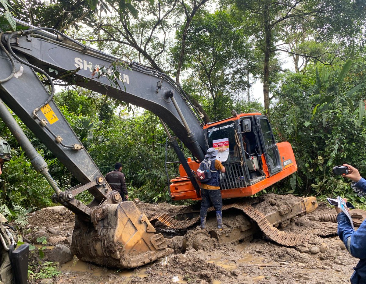 #Pastaza En coordinación con instituciones del Estado, se realizó una operación militar en contra de la minería ilegal en la comunidad Simón Bolívar del cantón Santa Clara, localizando un campamento improvisado. Además se decomisó 2 retroexcavadoras y 2 clasificadoras tipo Z.