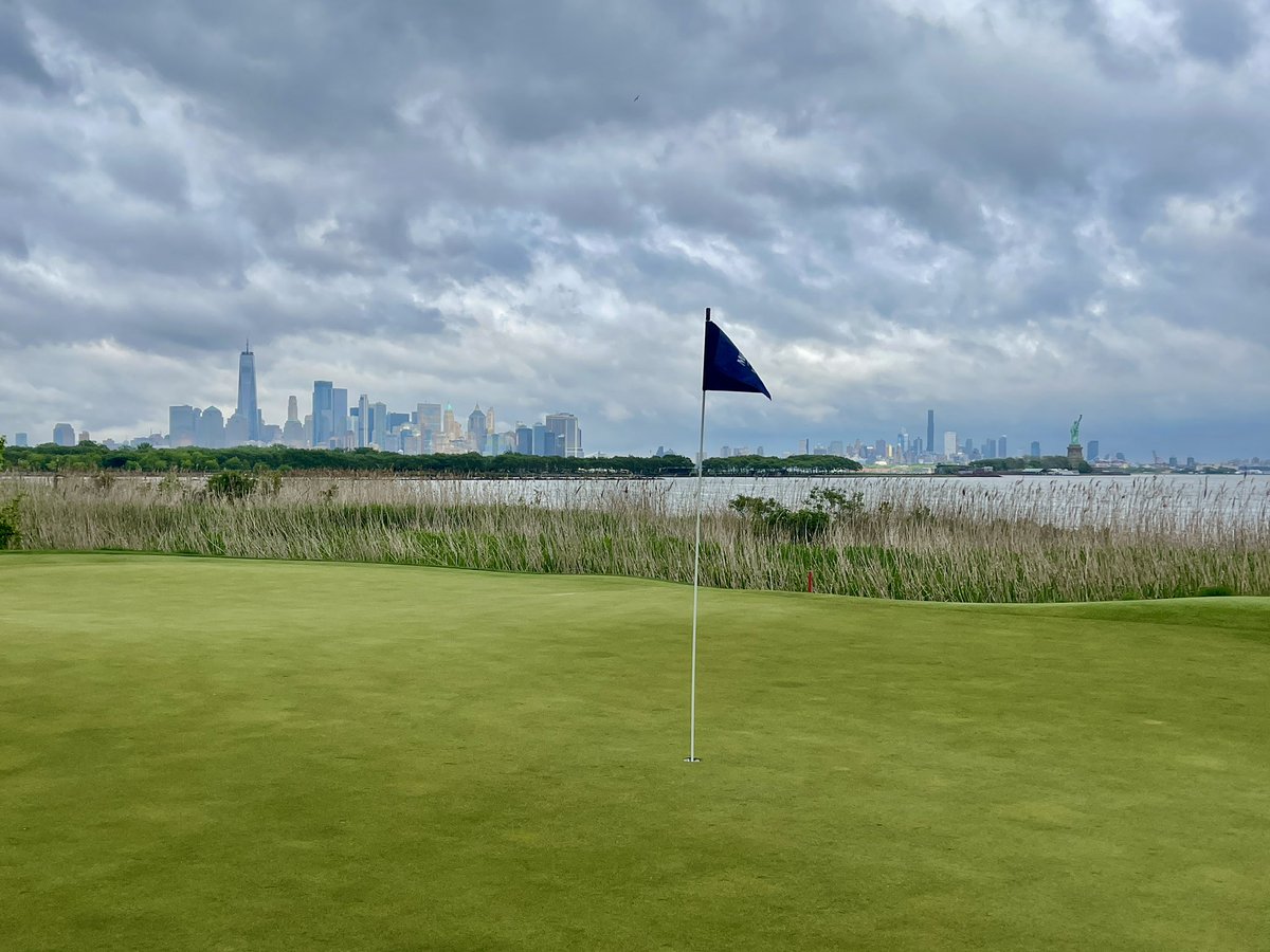 Dramatic setting alongside the Hudson River and Upper NY Bay. Love the par 3 14th at Liberty National. Tune into @GolfChannel Thurs-Sun from 3-6 pm to see how the @lpga tackles this scenic course during @MizuhoLPGA