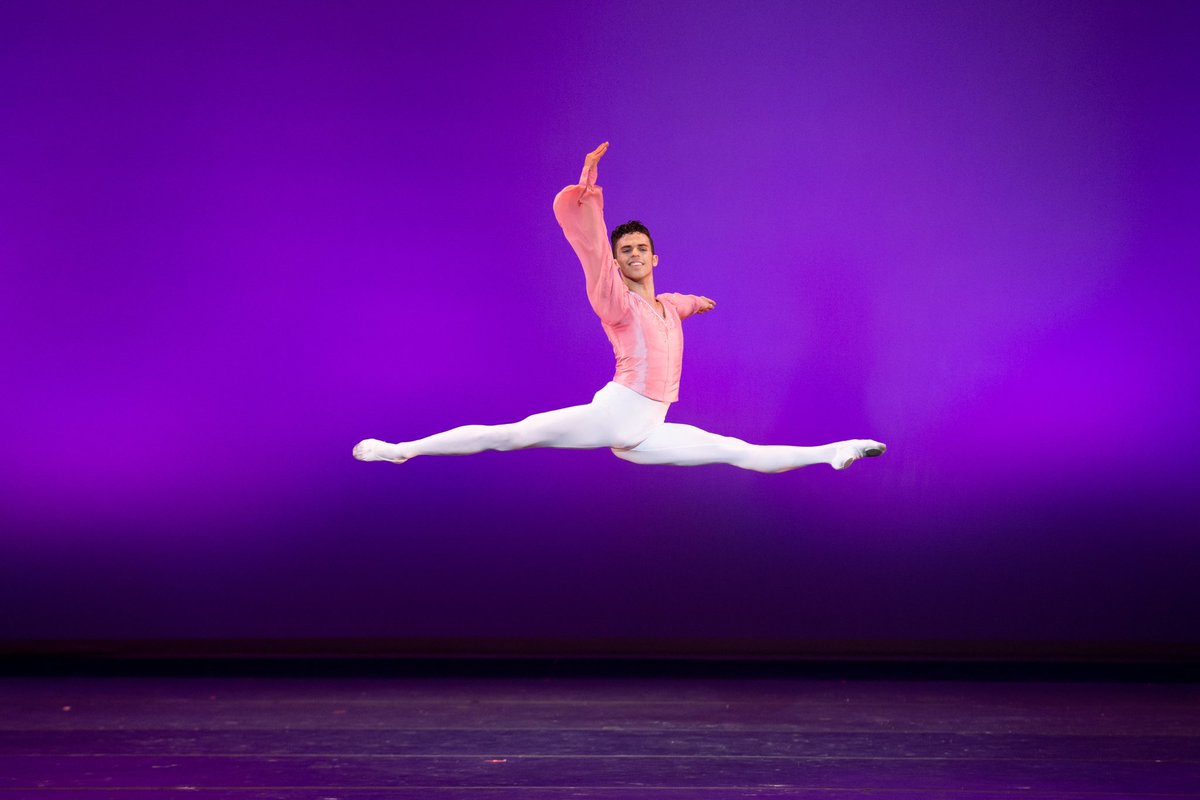 ¡Hoy fue día de Promociones! 

¡Con mucho orgullo anunciamos la promoción a Corifeos de Michel Parreño y João Alves, y a Primer Solista de Laura Barbosa!

¡Que sigan los éxitos!