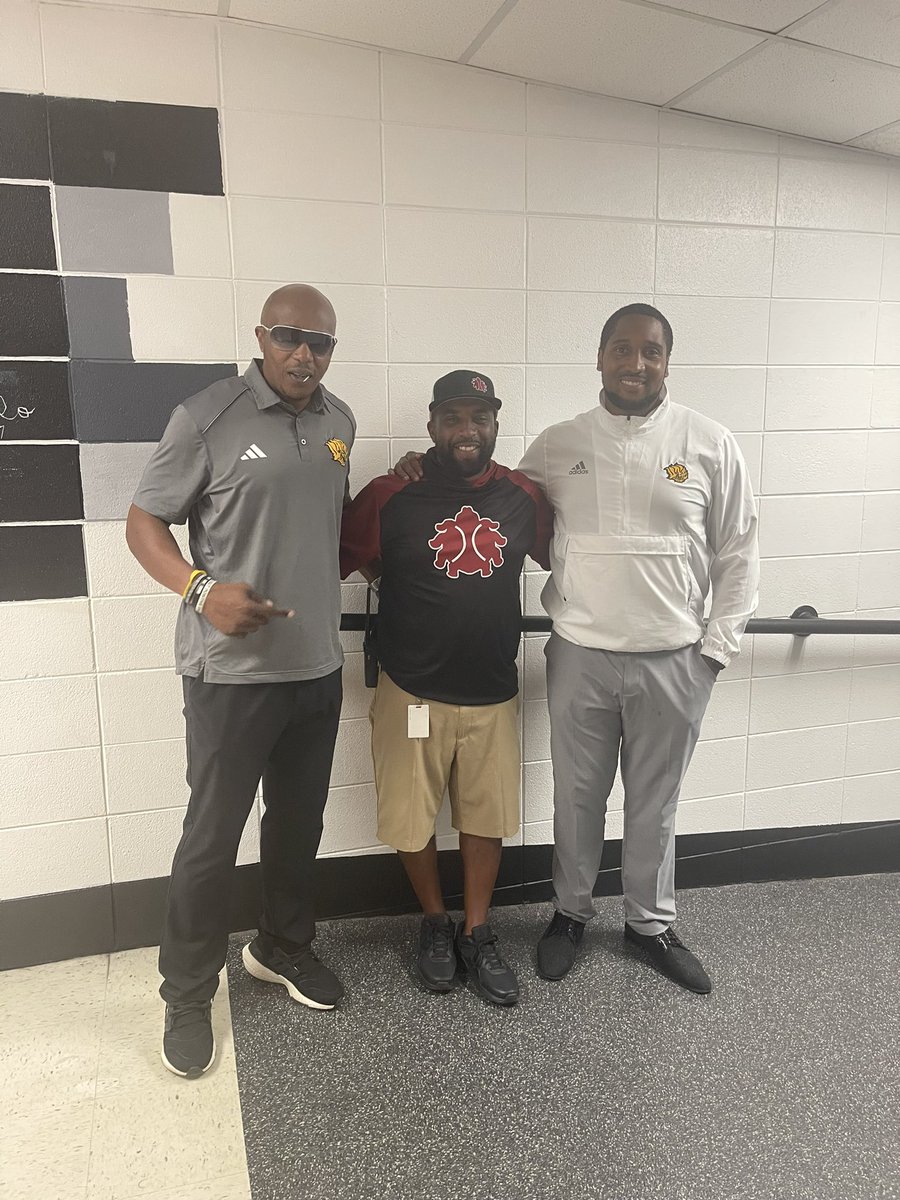 Thank you Coach @dscalloway and Coach @Coach_D_Rose from UAPB for stopping by and checking on the Redbugs🏈🏈🏈