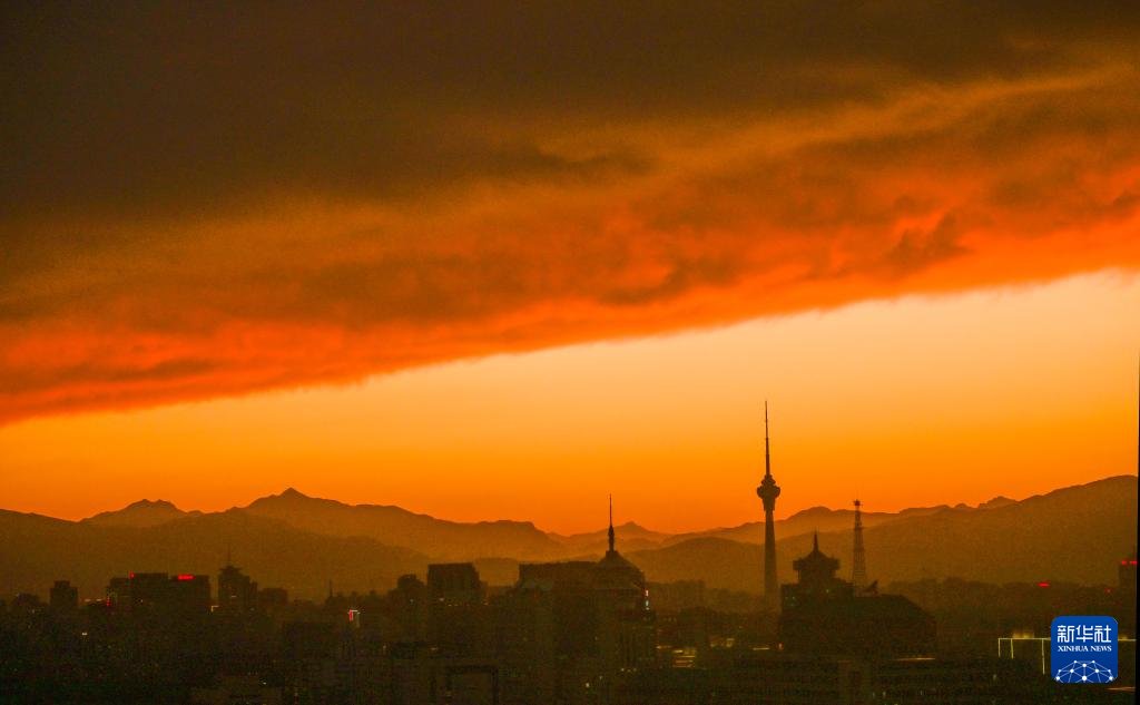 Breathtaking sunset painted the sky of #Beijing with burning hues.