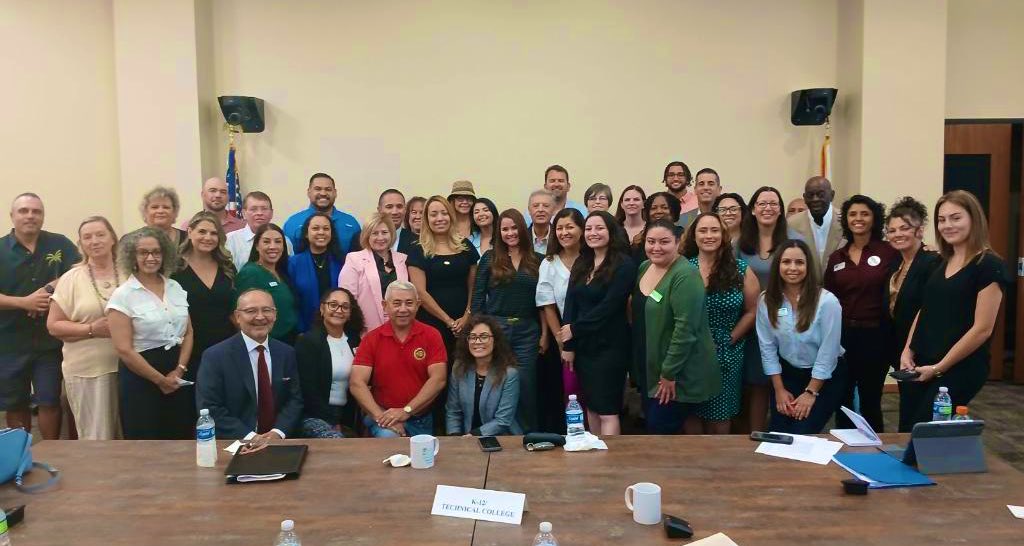 Great morning at Hispanic Leaders Forum Cafecito w/Dr Minaya connecting & advocating w/leaders across our county to strengthen our community @LeeSchools