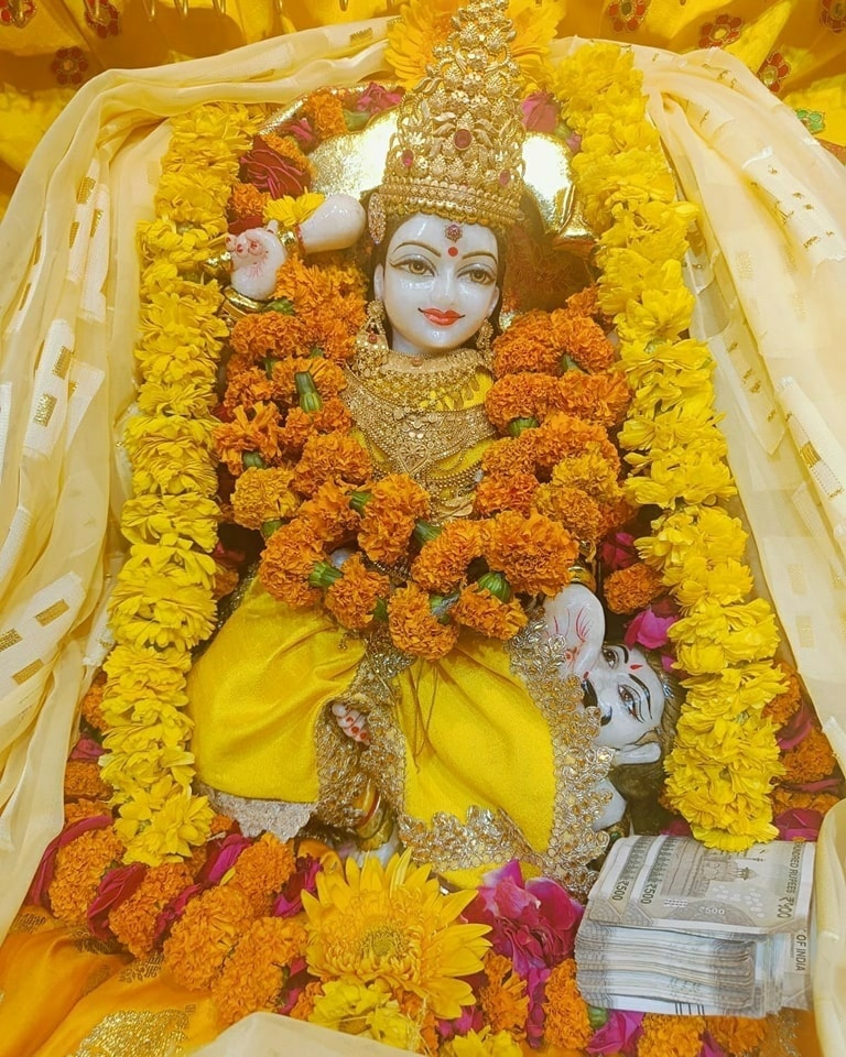 There are only three shortcomings in life: Daaridrya (poverty), Dukha (sorrow), and Bhaya (fear). If Maa Baglamukhi is pleased, all these things will be fixed.
