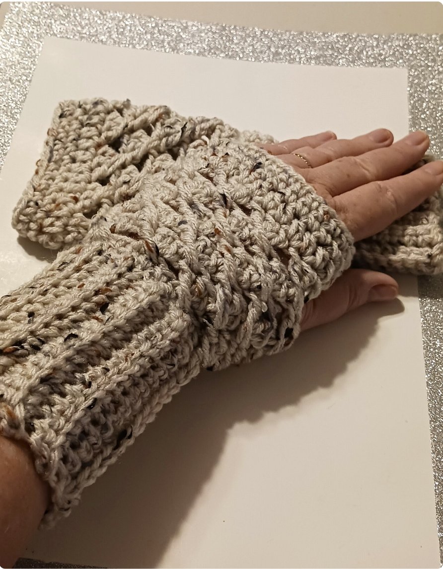 Gloves, Texting Glove, Wrist Warmer, Crochet Fingerless Gloves, Gift for Teen, Gift for Her #grammaleas #crochetfingerlessgloves #textinggloves #aranflekgloves #wristwarmers #giftforher #uniquegifts #shopsmall  bit.ly/3sbHeNh