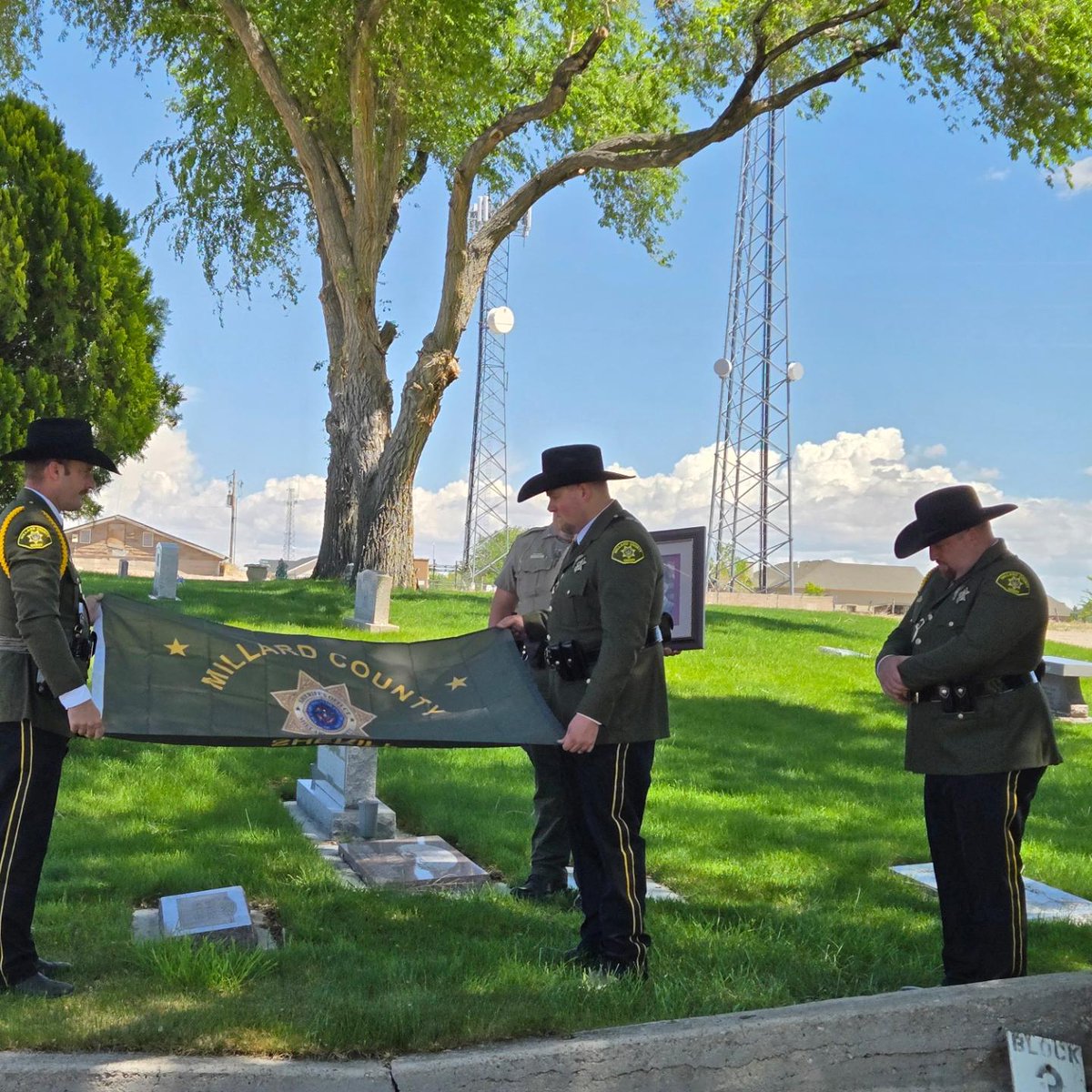 MillardCountySO's tweet photo. Thank you to those who came and held ceremony with us today at the Delta Cemetery. We also want to offer a sincere thank you to the Flower Mill &amp; Me who donated the beautiful floral arrangements for today. https://t.co/NWENTPDqo4