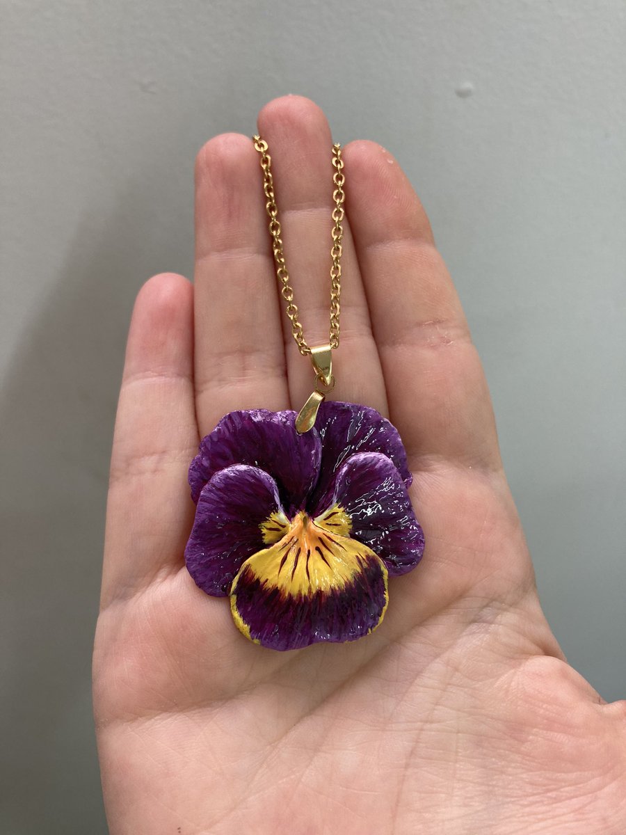 Hacía mucho no les mostraba las cosas que estoy haciendo.
Estoy sacando más diseños de orquídeas (estoy fascinada con las orquídeas y haré más colores).🌸
También hice este collar de pensamiento que amé 💜