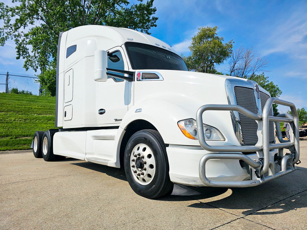 Check out this 2019 #Kenworth T680. Equipped with a Cummins X15 engine, 450HP & 76 inch raised roof sleeper. Find more truck details here: bit.ly/3WHPm4P