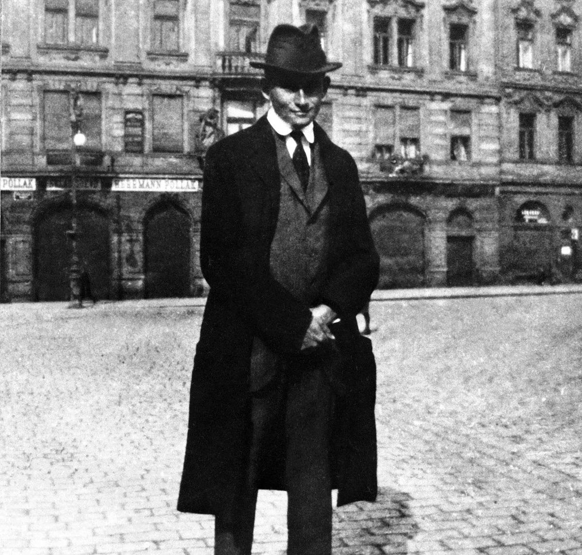 Hace 100 años falleció el gran autor austriaco-checo Franz Kafka de tuberculosis, a los 41 años. Para conmemorar este escritor para quien „la literatura es siempre una expedición a la verdad“ organizamos una serie de exposiciones y charlas. Descubre más: goethe.de/ins/co/es/kul/…