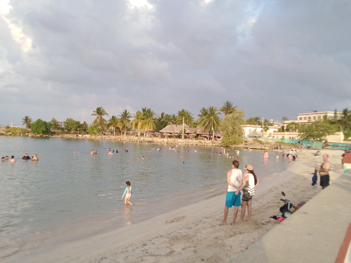 Señal de que se acerca el verano 🏖️, los matanceros en familia disfrutan la playa en las tardes, para refrescar del gran calor. #MatanzasEnamora #Cuba