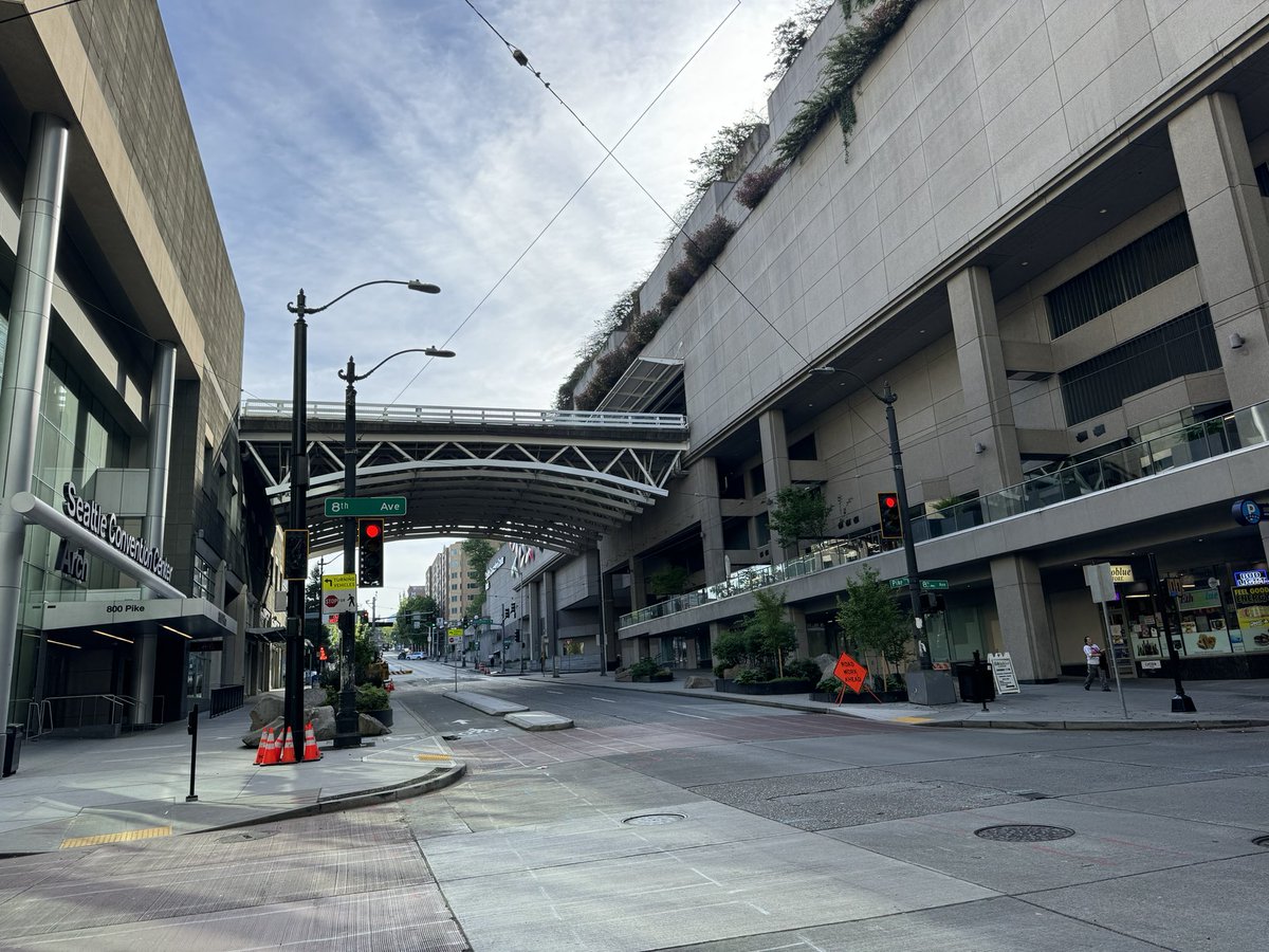 streetcrafting's tweet photo. @Seattledot @WaterfrontSEA @CMJoyHollings excited to get the Pike + Pine Project Update emails. However once again it’s sparse on Bike detour details and the stated detour at Pike &amp; 9th (should be 8th) doesn’t actually exist (and hasn’t for many  weeks). How do we solve this? https://t.co/cSxGbkaOex