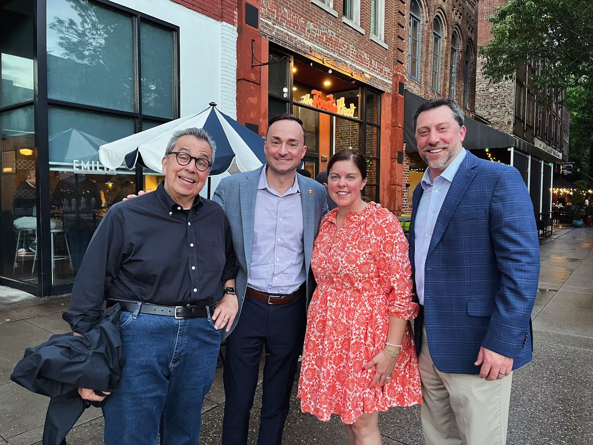 We enjoyed a great dinner with @CGrabenstein and his wife JJ this evening. He is back on Rocky Top and ready to address our @UTCCI students tomorrow! 🎓Thanks for taking the photo, JJ. 📸