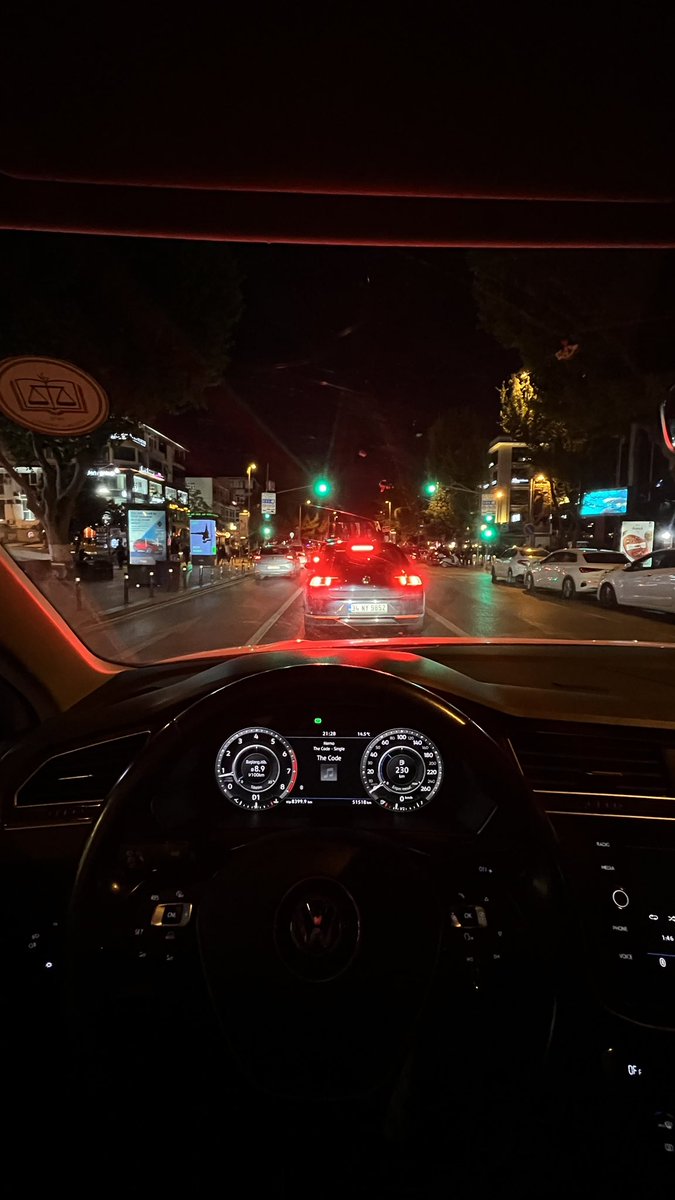 Caddede pembe satenlerle çağdaş turumuzu attık şükür #nemo #eurovision2024 #EUROVISION