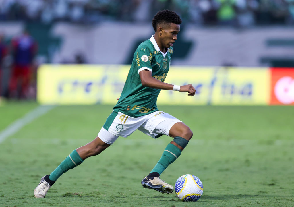🔵🇧🇷 Chelsea have been following closely Estêvão Willian also last night with excellent feedback once again.

Estêvão, shining vs future Chelsea gem Kendry Paez.

❗️ Chelsea are prepared to improve their bid and advance with Palmeiras after personal terms agreed.