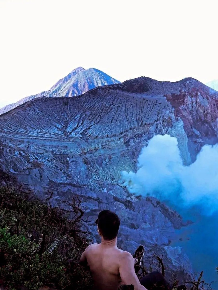 Aku tengok Kawah Bromo tengah viral kat tiktok. Alang alang tu kan, aku suggest gerak lagi 200km ke Jawa Timur dan pergilah ke Kawah Ijen. Kat sini ada blue lava yang sangat rare. Dalam dunia ada dua tempat je ada blue lava ni.