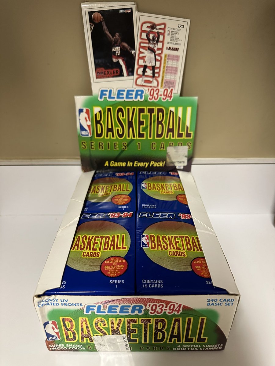 1993 Fleer Basketball Series 1. Another one added to the collection! Stay tuned for the hits! 🔥🚨#junkwax #fleer #fleerbasketball #junkwaxera #basketballcards #basketballcard #cards #card #sportscards #sportscard #thehobby #whodoyoucollect #waxbox #cardcollector #cardcollection