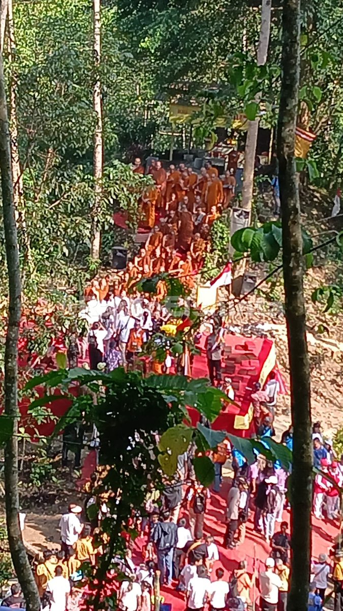 40 Bhikku melakukan perjalanan Bhikku Thodong Internasional 2024 dari Vihara Sima 2500 Buddha Jayanti di Bukit Kassapa, Semarang menuju Candi Borobudur dalam rangkaian peringatan Waisak 2024 ini. Para Bhikku itu 30 dari Thailand dan 10 dari Indonesia, Kamis (16/5). 📸Joh