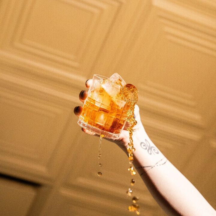 Toast to $8 Classic Old Fashions here at #Ellynstapandgrill (Every Wednesday 😉)
.
📍 940 Roosevelt Rd, Glen Ellyn, IL
📞 (630) 942-0940
💻 Ellyns.com
.
.
.
#drinklocal #oldfashioned #humpday #ellynstapgrill #bourbon #whiskygram