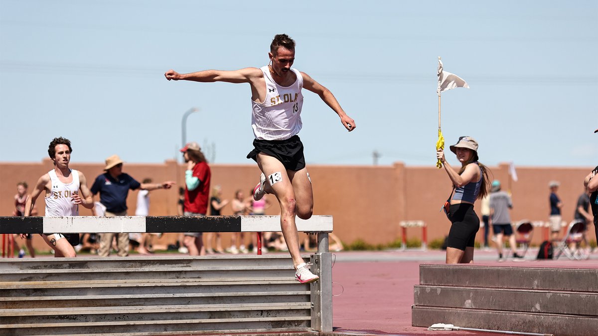 Five members of @StOlafMXCTF had their final shots at posting national-qualifying times at tonight's Augustana Midwest Twilight Qualifier!

RECAP: athletics.stolaf.edu/news/2024/5/15…

#OlePride | #d3tf