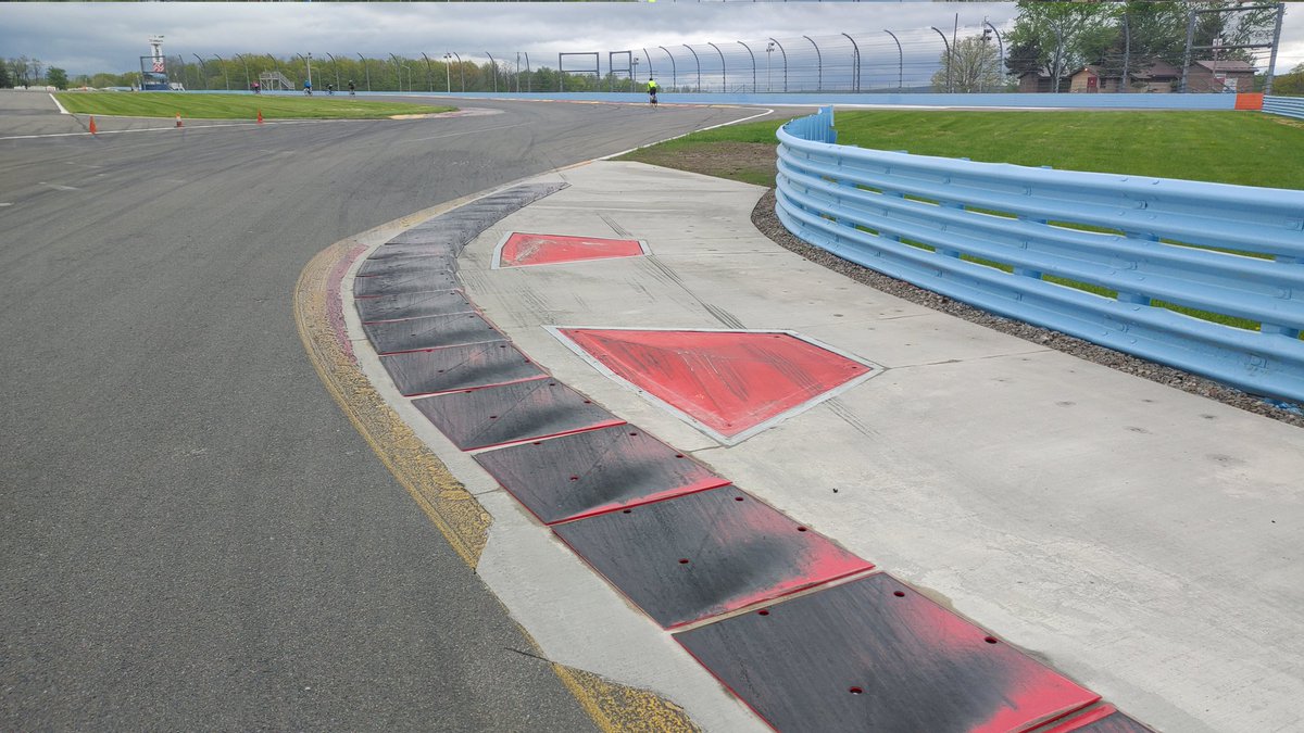 HawkesD's tweet photo. @Chad__15 And, those inner 5 jonnies have been deleted, which might be the biggest news, the line as close to the armco as you dare is back in play. https://t.co/fEKyIJcDZJ