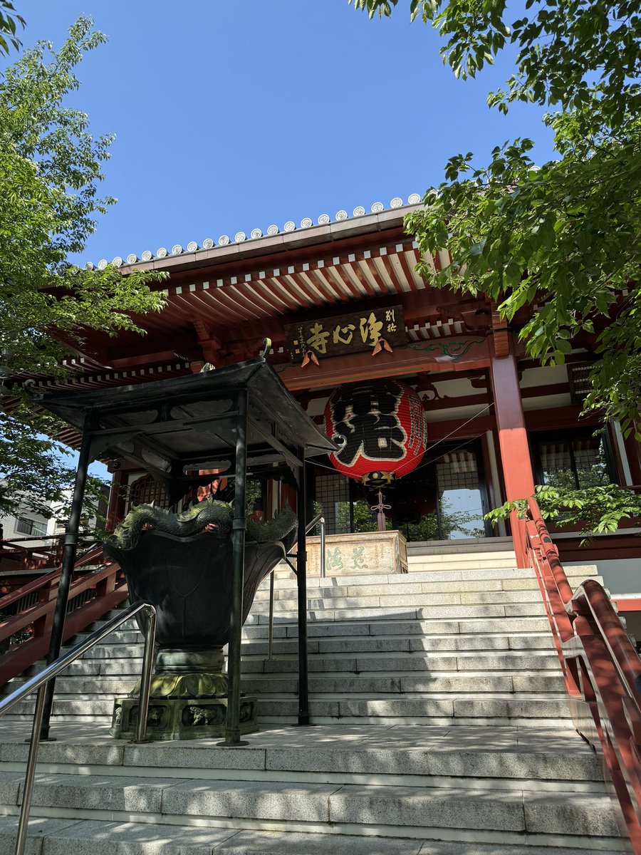 東京都文京区 浄心寺🍁
阿弥陀如来を御本尊とする寺院で、参道入口に立つ大きな布袋様が印象的でした。
明るく挨拶してくださったおかげで、気持ちよく参拝できました☺️
急な階段がありますが、横にスロープもあります。
#縁旅 #東京 #文京区