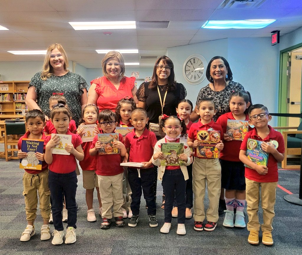These PK scholars were so HAPPY yo get their own, forever book! They are ready to read! 'Readers become LEADERS' at the Heights thanks to @SOCORROAFT! #TeamSISD #GreatnessOnTheHorizon
