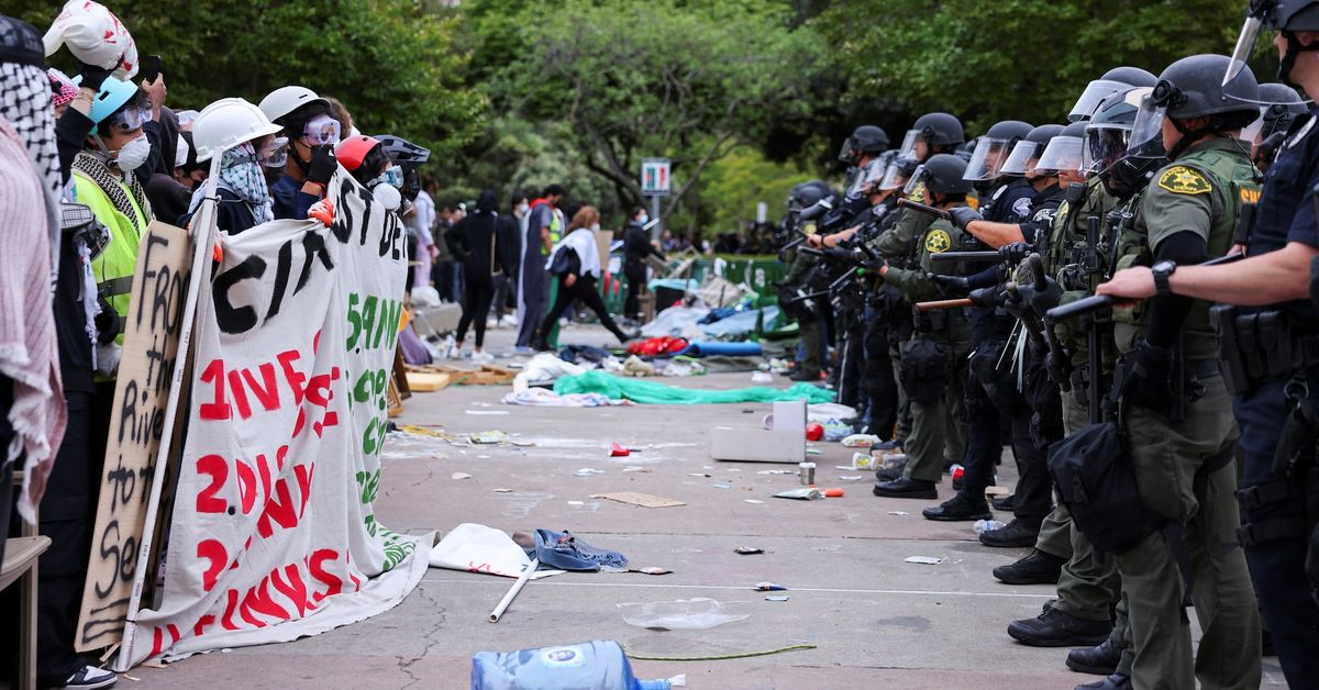 Police called in as protesters take building at University of California, Irvine reut.rs/3QNW19V