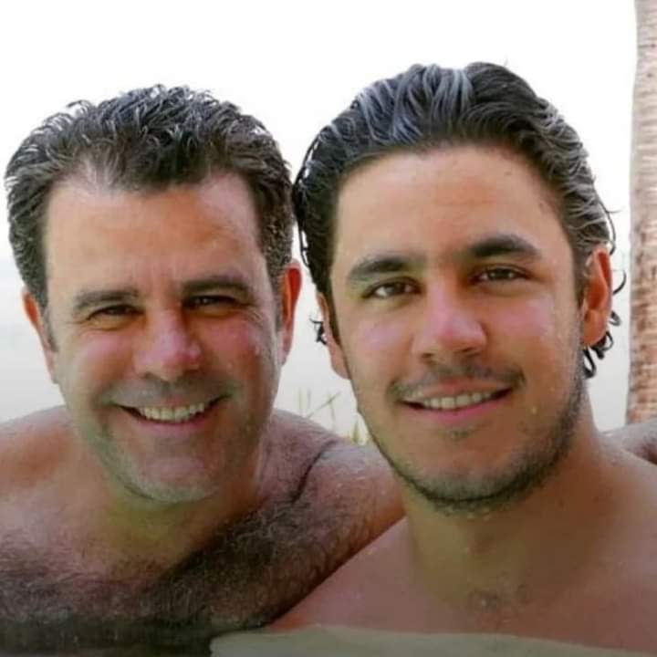 El actor Eduardo Capetillo al lado de su hijo Eduardo Capetillo Jr. 

¿Qué tal?