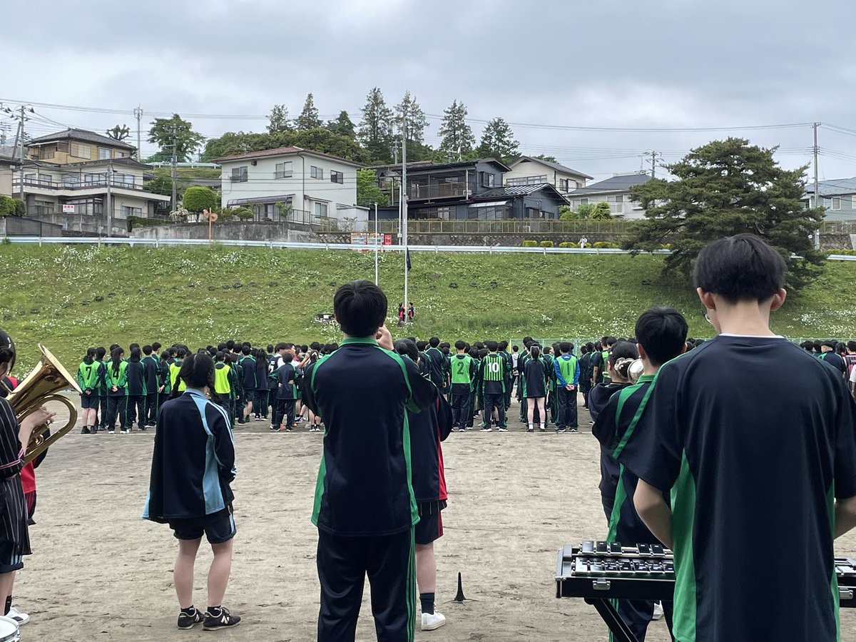 sendaijohnan_wb's tweet photo. 今日は体育祭！
朝早く集合してグランドで準備。
開会式でファンファーレと校歌を演奏しました。
閉会式では得賞歌を演奏する予定でしたが、残念ながら雨のため競技途中で体育祭が中止となってしまいました。

#仙台城南 #吹奏楽 https://t.co/5sEEGYSPia