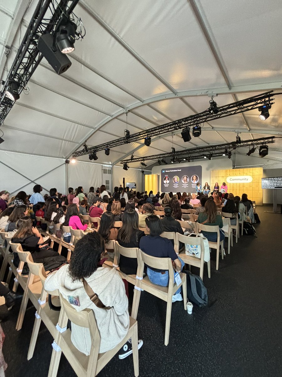 himichelleng's tweet image. Great @WomenTechmakers event at #GoogleIO this year. Especially love the panelists’ point about taking small strategic risks in different areas. We could use more of these honest &amp;amp; real discussions to learn how successful women made it. The Q&amp;amp;A portion had a huge line.