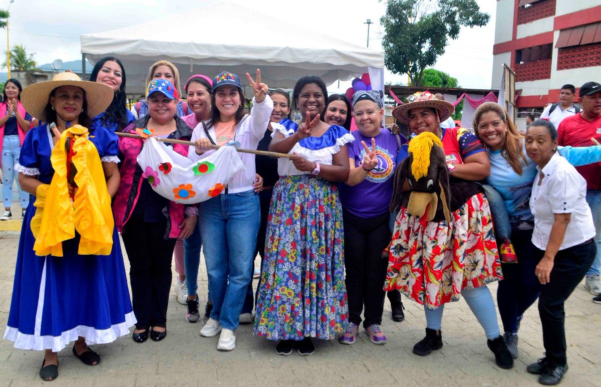 #15Mayo. En compañía de la directora del C.D.C.E. Carabobo, Xiomara Luna y la primera combatiente, Daniela de Betancourt, realizamos la juramentación de la Brigada Educativa para el empoderamiento de la Mujer. #Carabobo. U.E. Generalísimo Francisco de Miranda.
<a href="/NicolasMaduro/">Nicolás Maduro</a>
