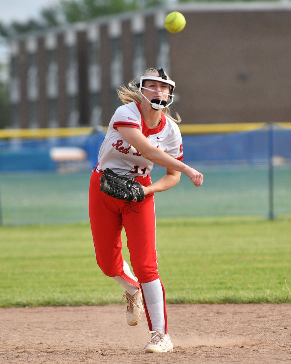 The @ClarHSsoftball ended the regular season with a 💥beating West Seneca East 16-4! 🤩 The Lady Red Devils rallied hard with 11 runs in the 7th to support @WallrichEmily on the mound.  Great Finish Ladies! 
#Clarencepround

@CHS_Devils @ClarAthletics